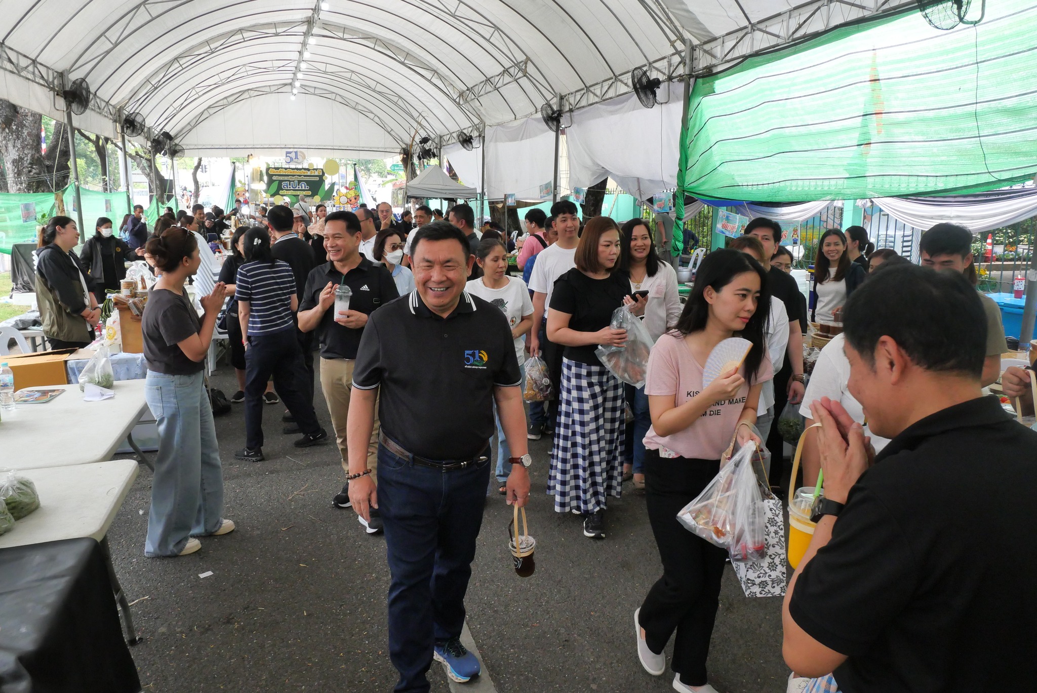 title - เลขาธิการ ส.ป.ก. เยี่ยมทักทายเกษตรกรและซื้อสินค้าในบรรยากาศวันสุดท้ายของการออกร้านขายสินค้า จากเขตปฏิรูปที่ดิน ส่งท้ายงานครบรอบ 51 ปี ส.ป.ก.